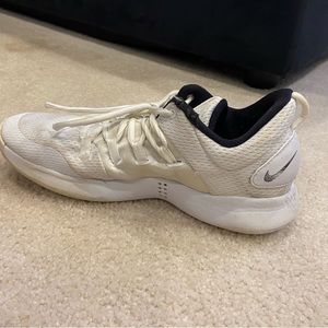 Hyperdunk nike shoe in excellent condition